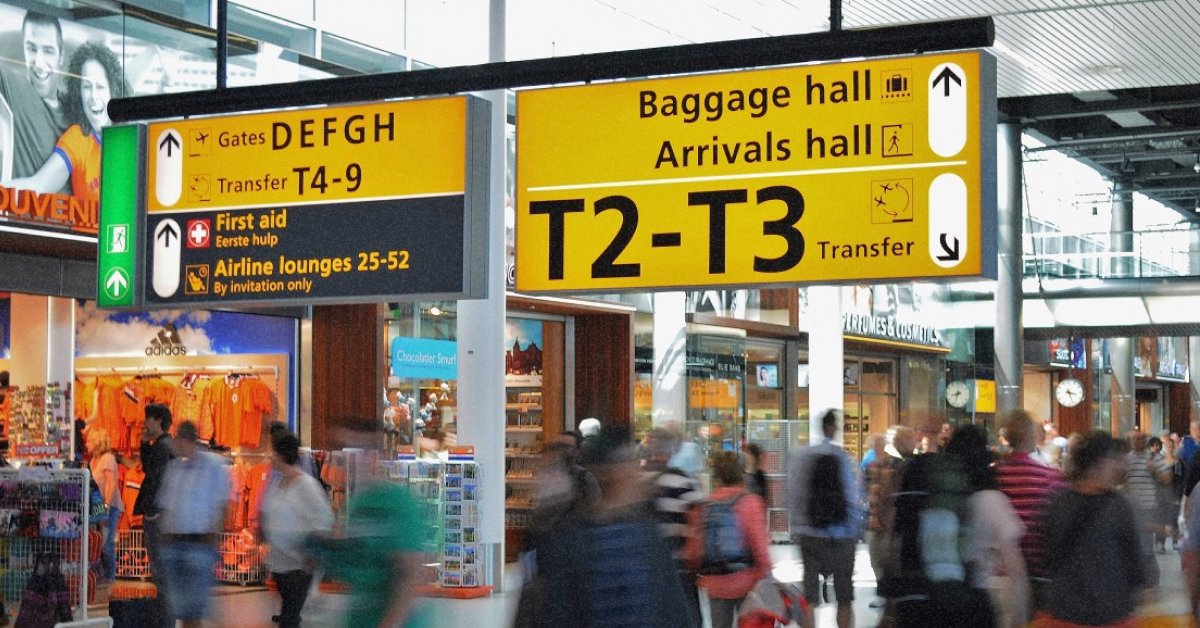 Черги пасажирів біля стійок реєстрації в іспанському аеропорту під час страйку