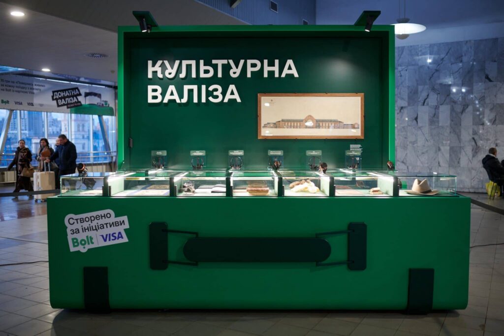 фото проекту виставки культурна валіза на київському вокзалі