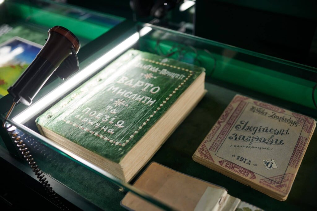 фото проекту виставки культурна валіза на київському вокзалі