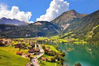 Панорамний вигляд на альпійське селище Альбінен із традиційними дерев'яними будинками