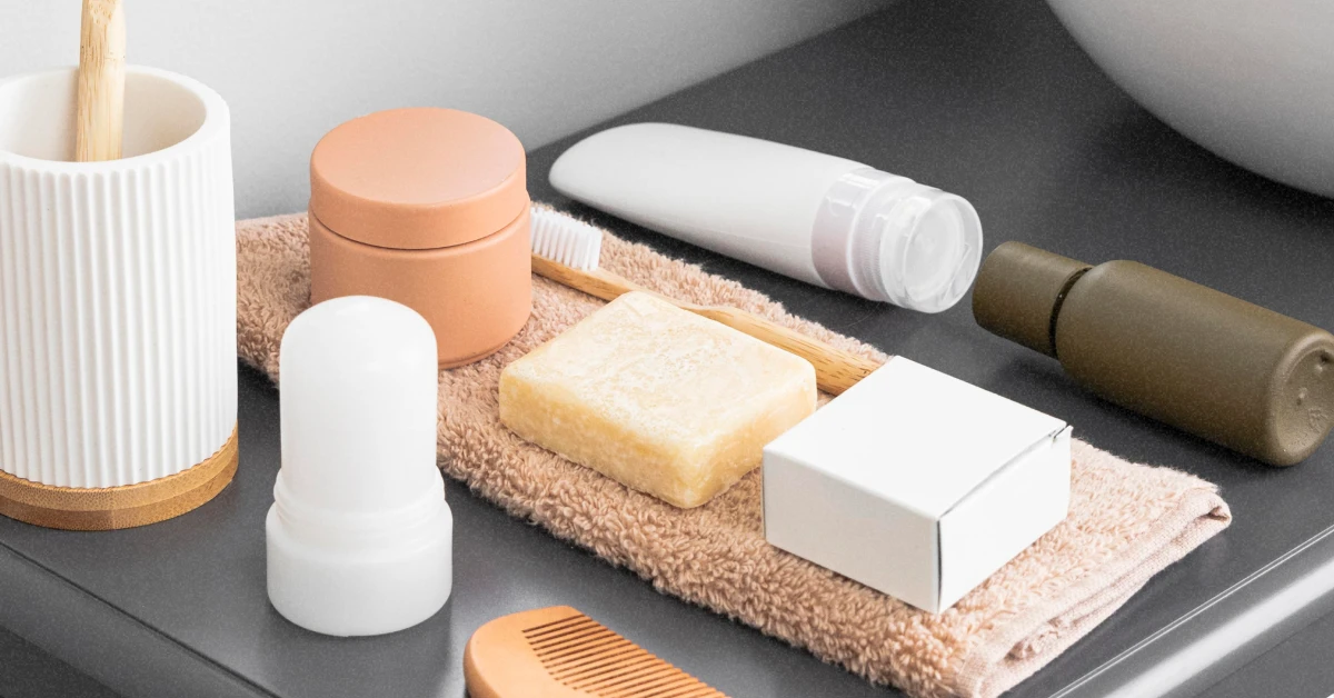 Настінний диспенсер для мила та шампуню у ванній кімнаті сучасного готелю"