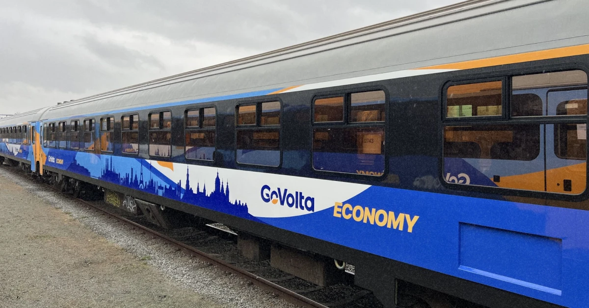 Яскравий поїзд GoVolta на залізничному вокзалі Амстердама