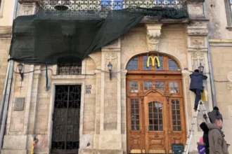 Фасад кам'яниці Бєльських на площі Ринок із логотипом McDonald's