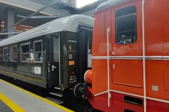 Відреставрований локомотив 1980-х років на фоні весняного ландшафту Польщі