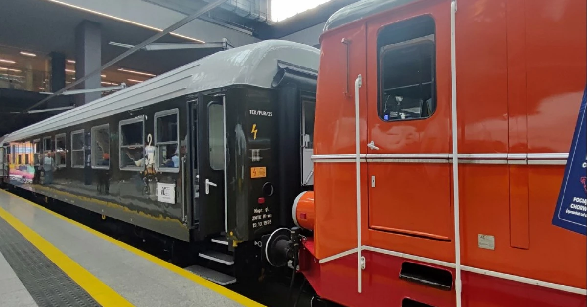 Відреставрований локомотив 1980-х років на фоні весняного ландшафту Польщі