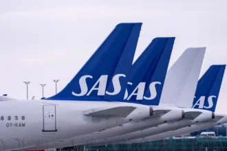 Перша авіакомпанія скасовує сотні рейсів через дефіцит пального