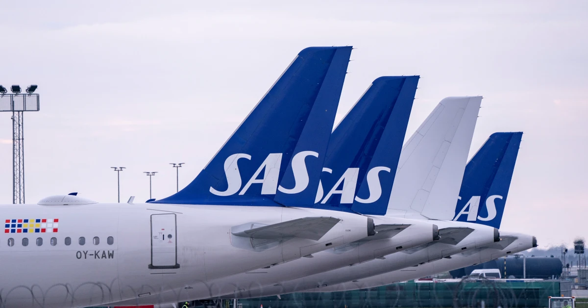 Літак авіакомпанії SAS на пероні аеропорту Осло під час затримки рейсів