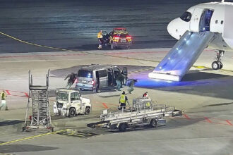 У Варшаві пасажир «катапультувався» з літака прямо під час руху