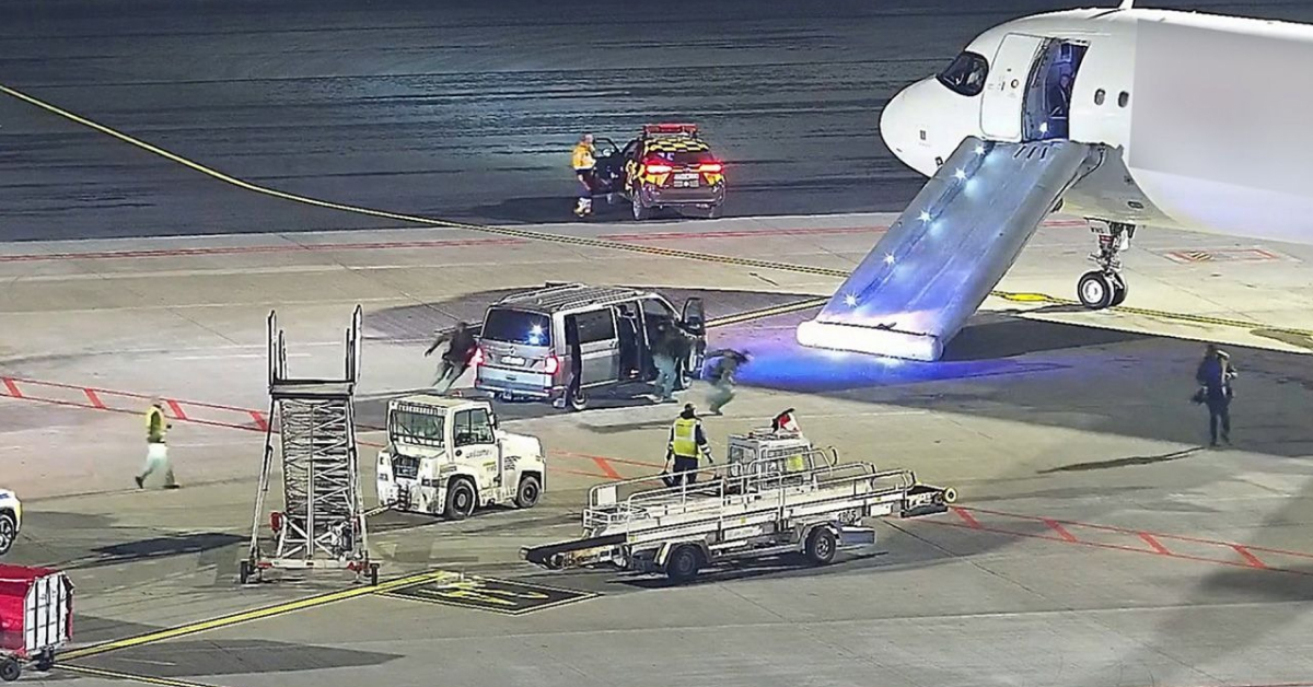 У Варшаві пасажир «катапультувався» з літака прямо під час руху