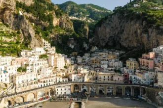 Кам’яні будинки середньовічного містечка Піньоне в долині річки Вара, Лігурія