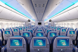 Літак авіакомпанії LOT Polish Airlines готується до зльоту з аеропорту Шопена у Варшаві