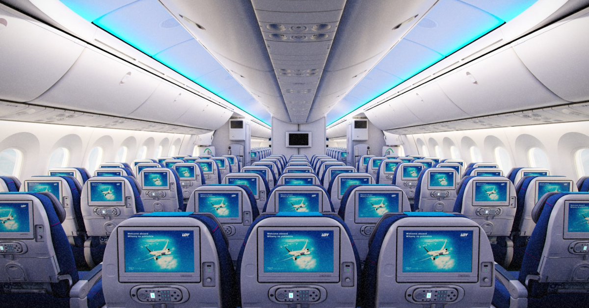 Літак авіакомпанії LOT Polish Airlines готується до зльоту з аеропорту Шопена у Варшаві