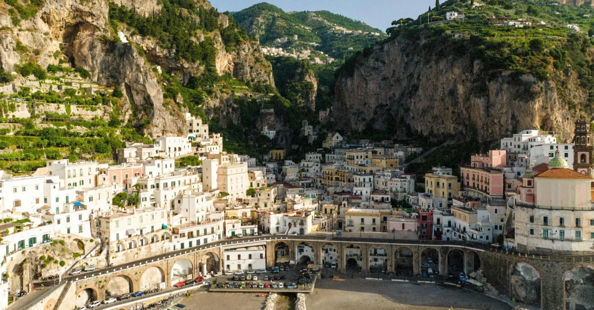 Кам’яні будинки середньовічного містечка Піньоне в долині річки Вара, Лігурія