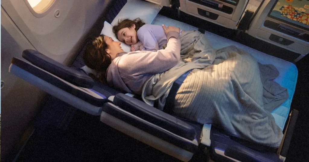 Трансформація трьох крісел економкласу United Airlines у спальне місце з матрацом та подушками