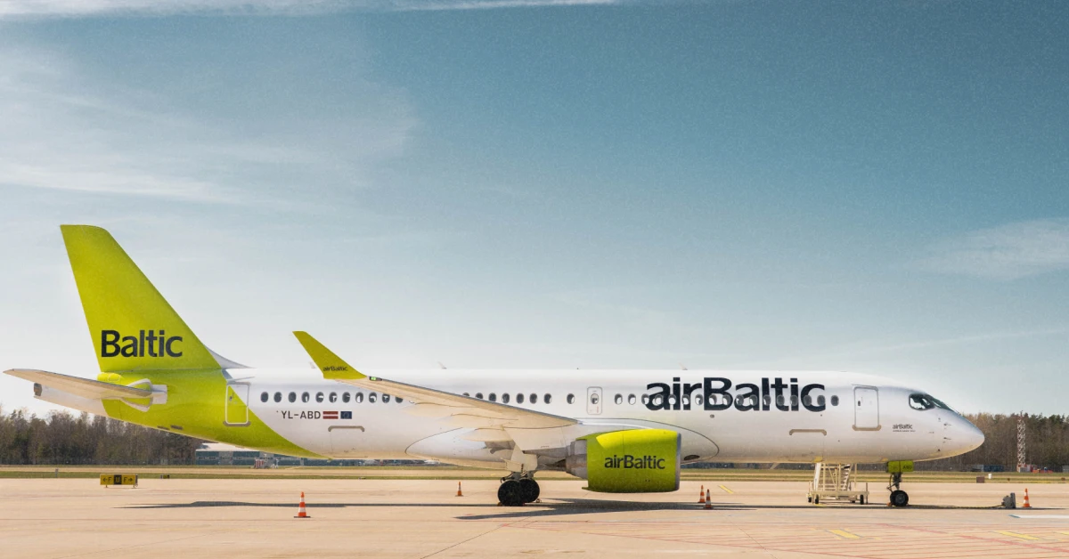 Літак Air Baltic Airbus A220-300 у фірмовій салатовій лівреї на тлі пальм Гран-Канарії"