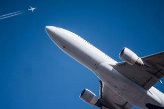 «Космічні» ціни та обхідні шляхи: як війна на Близькому Сході змінила світову авіацію