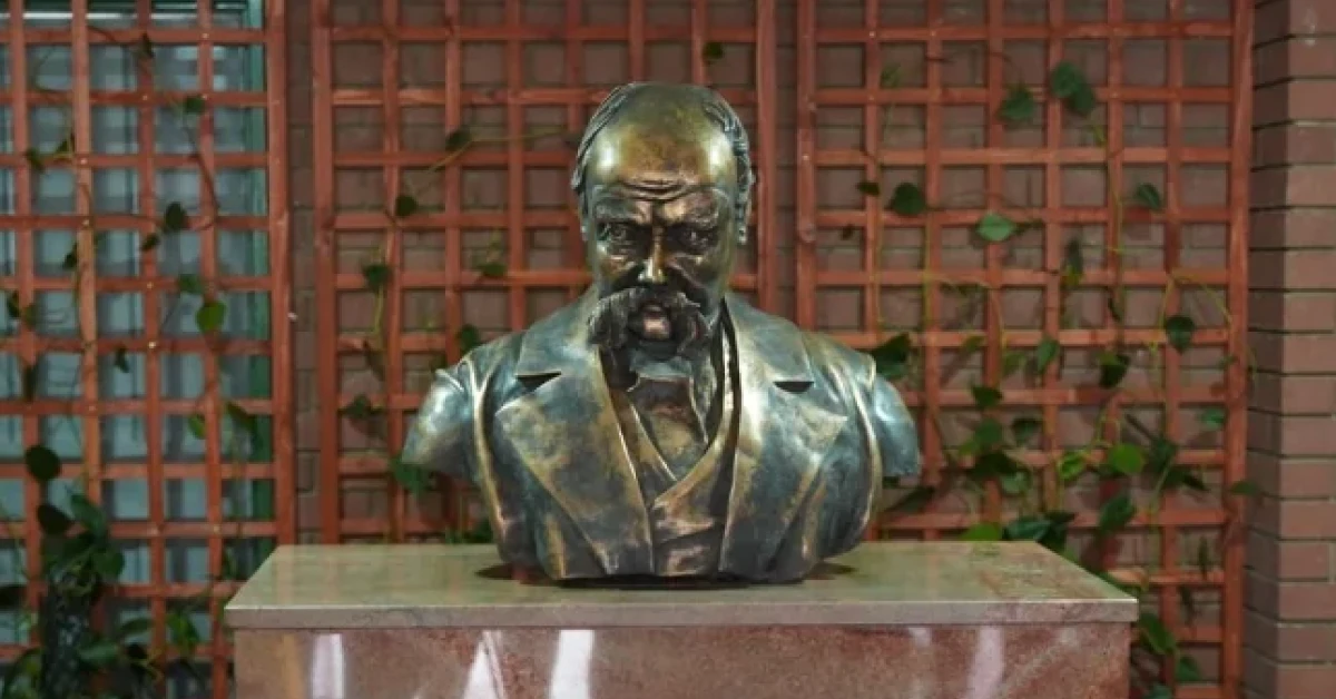 Бронзовий бюст Тараса Шевченка на фоні сучасного корпусу Університету Ботсвани