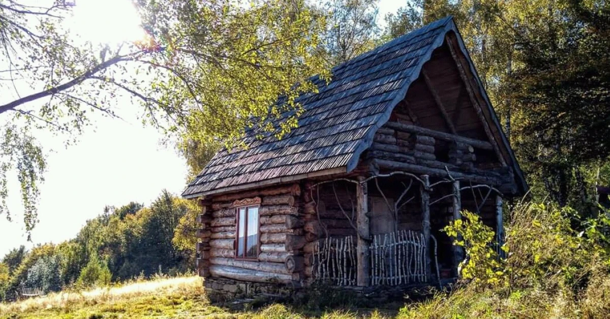 Дерев'яний гірський прихисток на полонині в Карпатах
