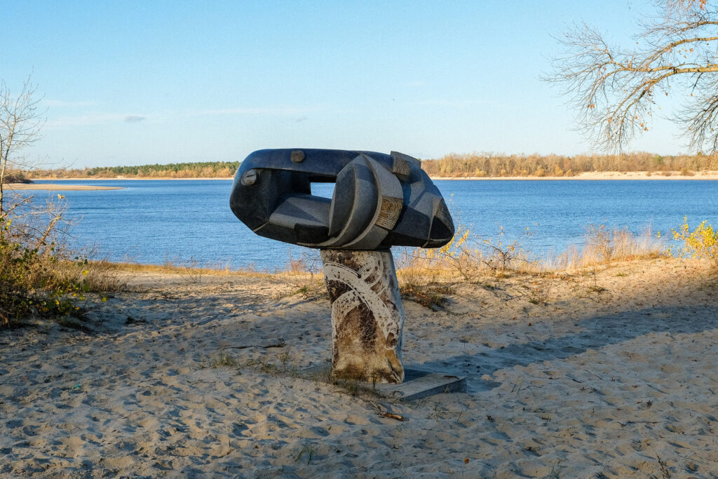 скульптура на березі дніпра ЧервонеЧорне