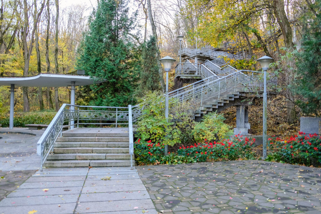 Сходи до музею та могили Шевченка в Каневі