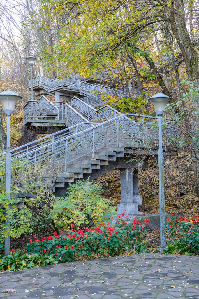 Сходи до музею та могили Шевченка в Каневі