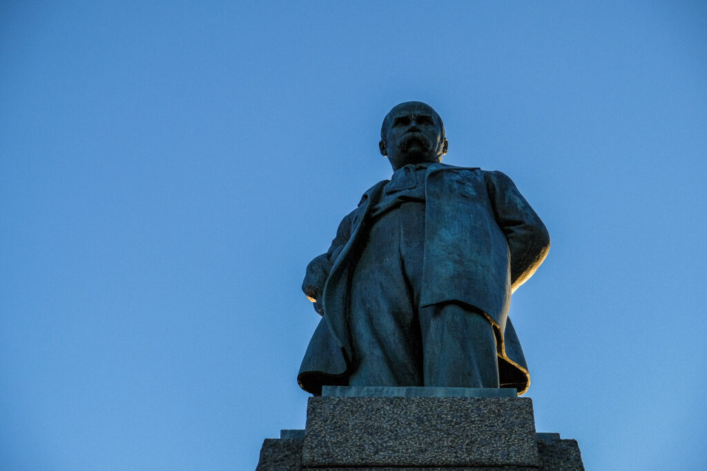 сучасний пам'ятник тарасу шевченку на могилі в каневі