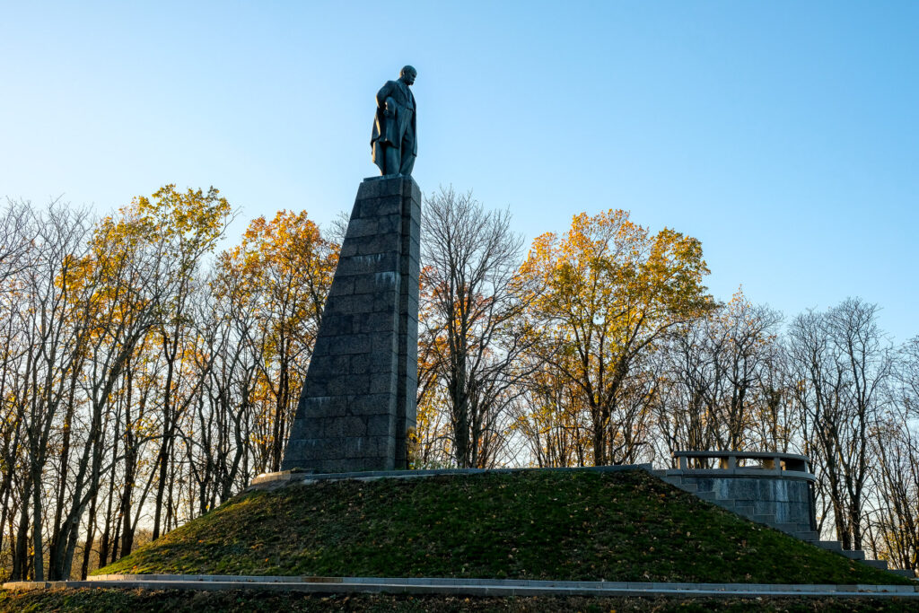 пам'ятник на могилі тараса шевченка на тарасовій горі в каневі