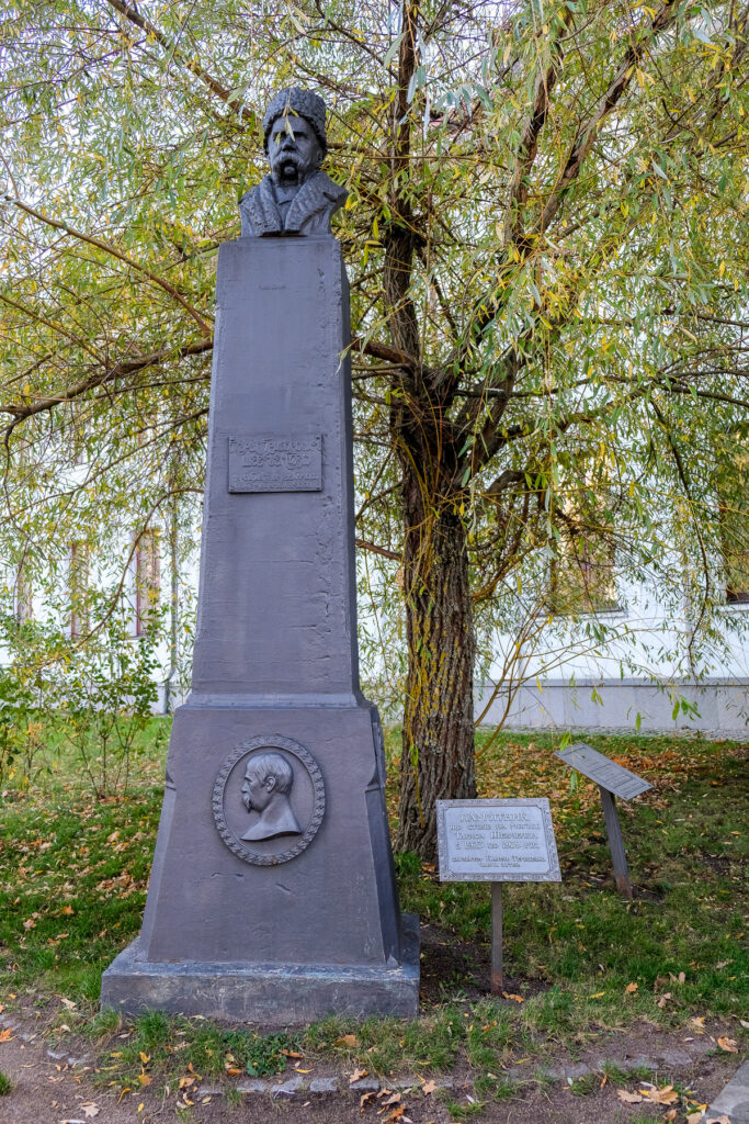 бронзовий пам'ятник на могилі шевченка