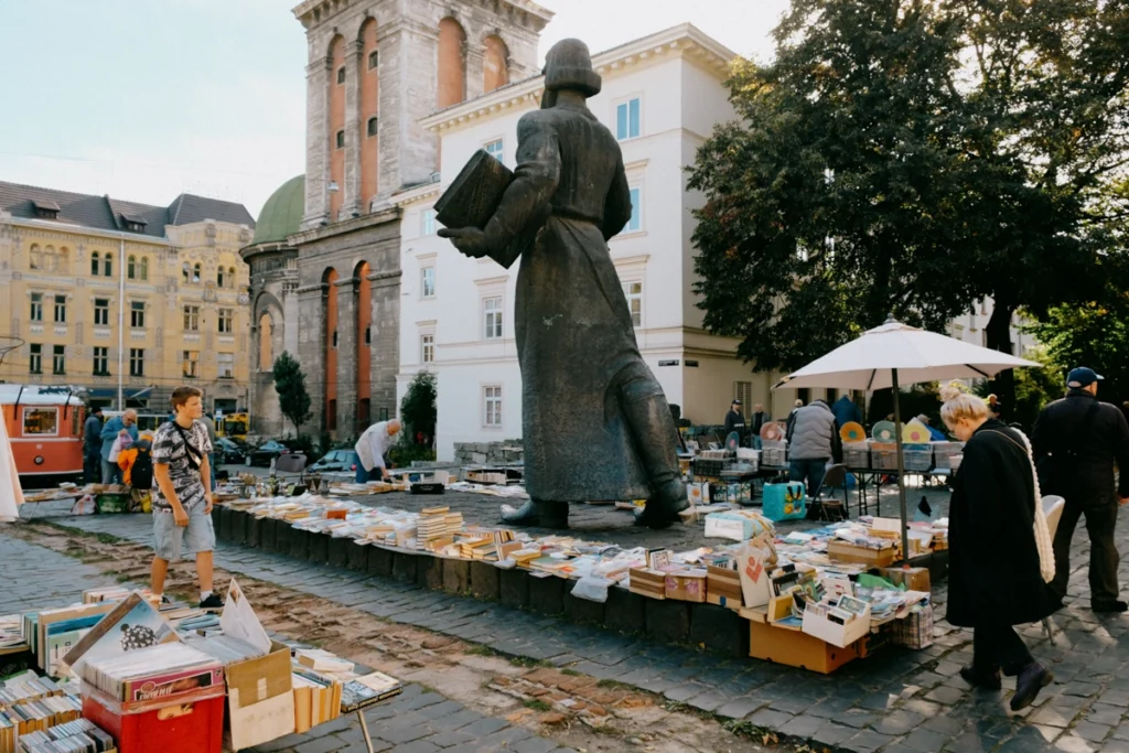 Блошиний ринок біля пам’ятника Федорову Львів