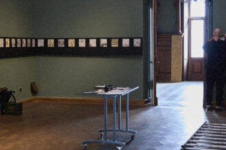 В Музеї Ханенків відкрилась виставка “Проєкт 365” Гамлета Зіньківського