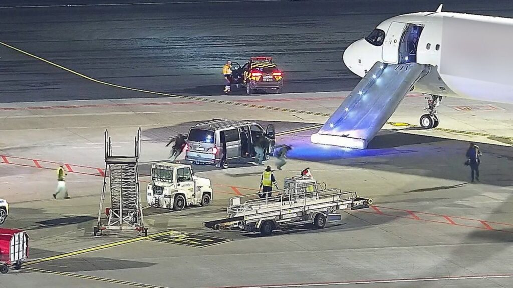 Літак в аеропорту Варшави з випущеним аварійним трапом біля виходу"