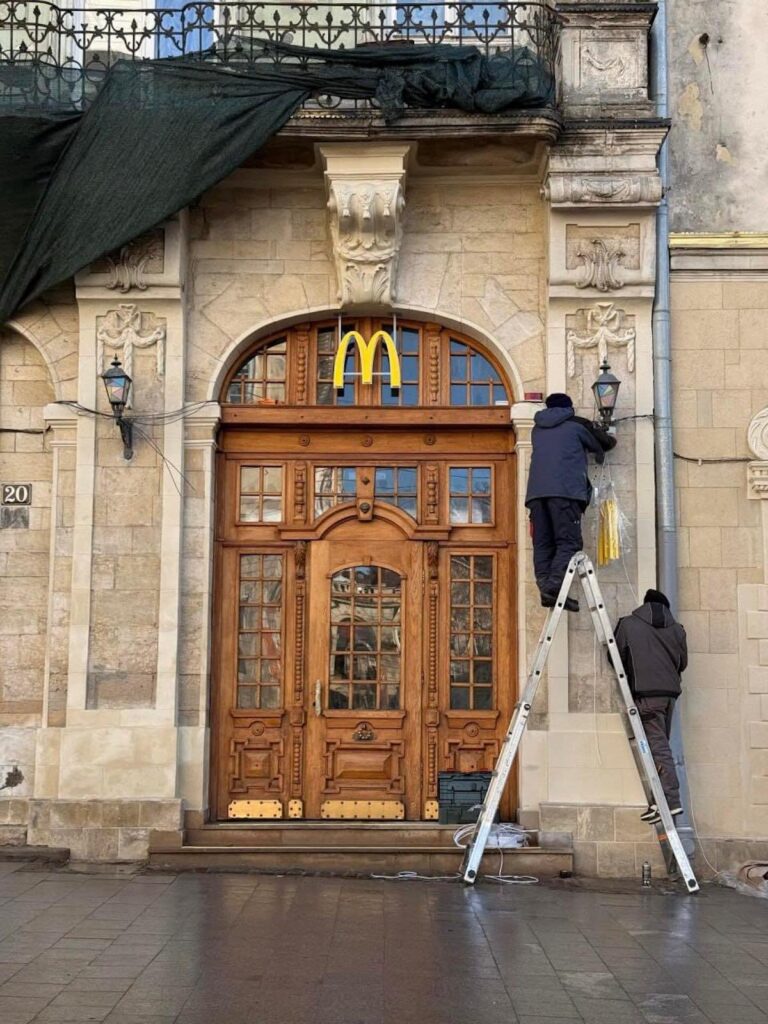 Фасад кам'яниці Бєльських на площі Ринок із логотипом McDonald's