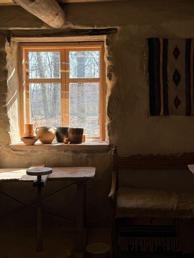 Нова гончарна піч та робоче місце майстра в оновленому просторі музею