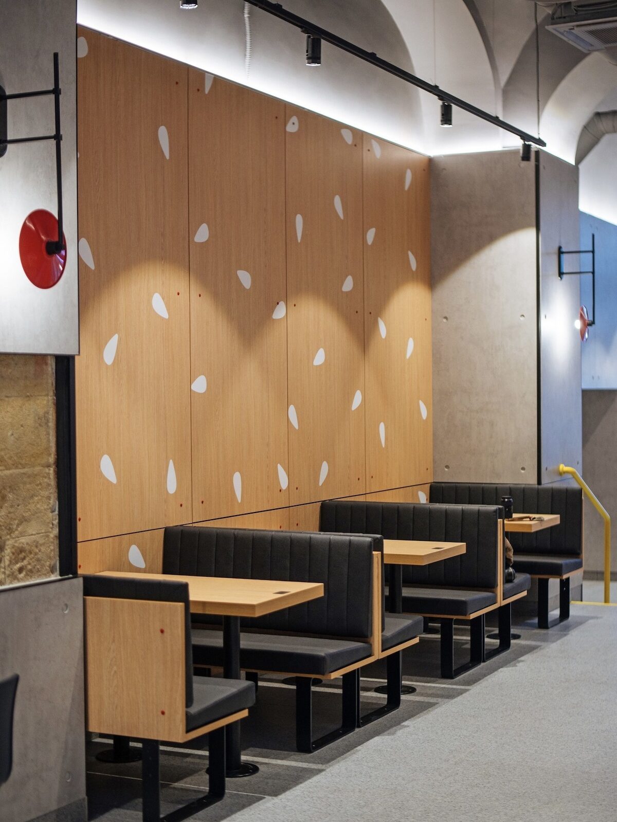 Інтер'єр підвального залу нового МакДональдза в автентичній львівській кам'яниці