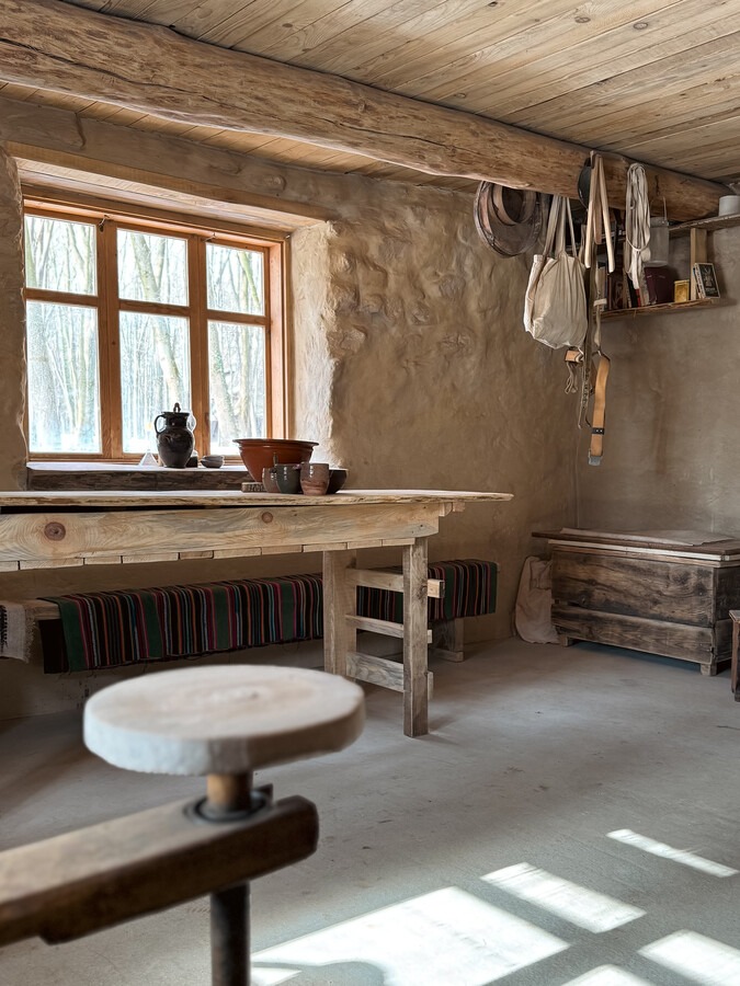 Нова гончарна піч та робоче місце майстра в оновленому просторі музею