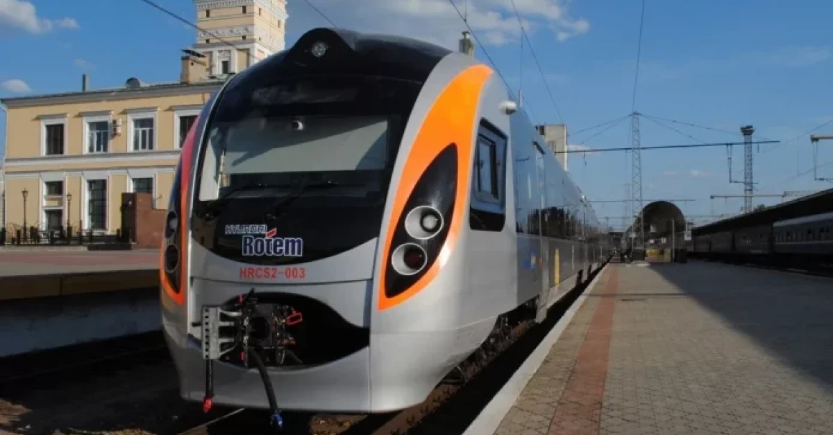 потяг інтерсіті на вокзалі в харкові