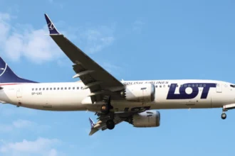 Літак авіакомпанії LOT на злітній смузі в аеропорту Варшави