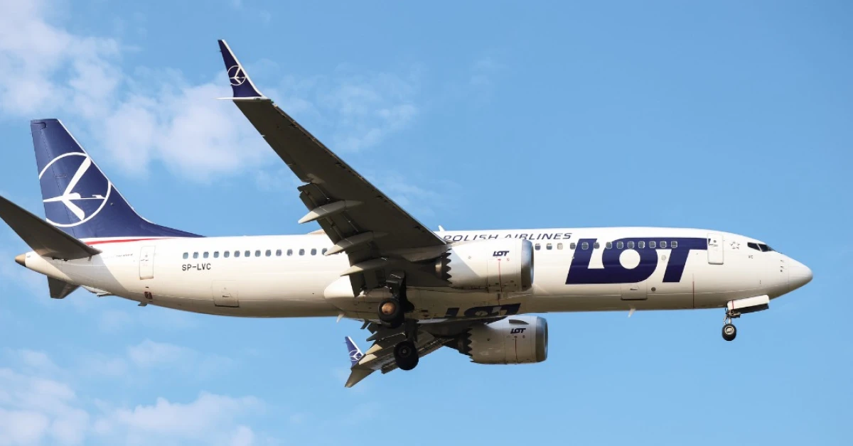 Літак авіакомпанії LOT на злітній смузі в аеропорту Варшави