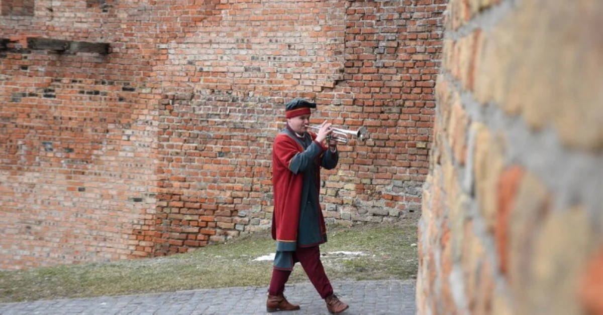 Кликун на В'їзній вежі Луцького замку під час виконання сигналу о 12:00