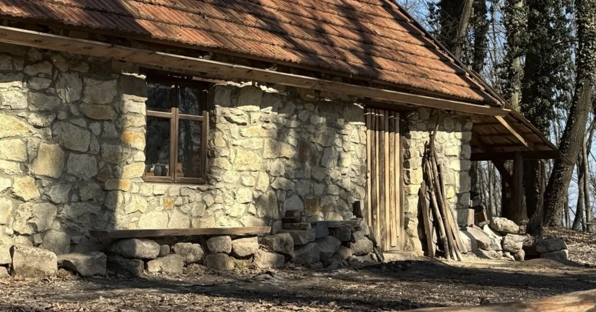 Кам'яна гончарня з пісковика під новою черепичною покрівлею у львівському скансені