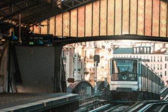 потяг що прибуває з паризького аеропорту в місто