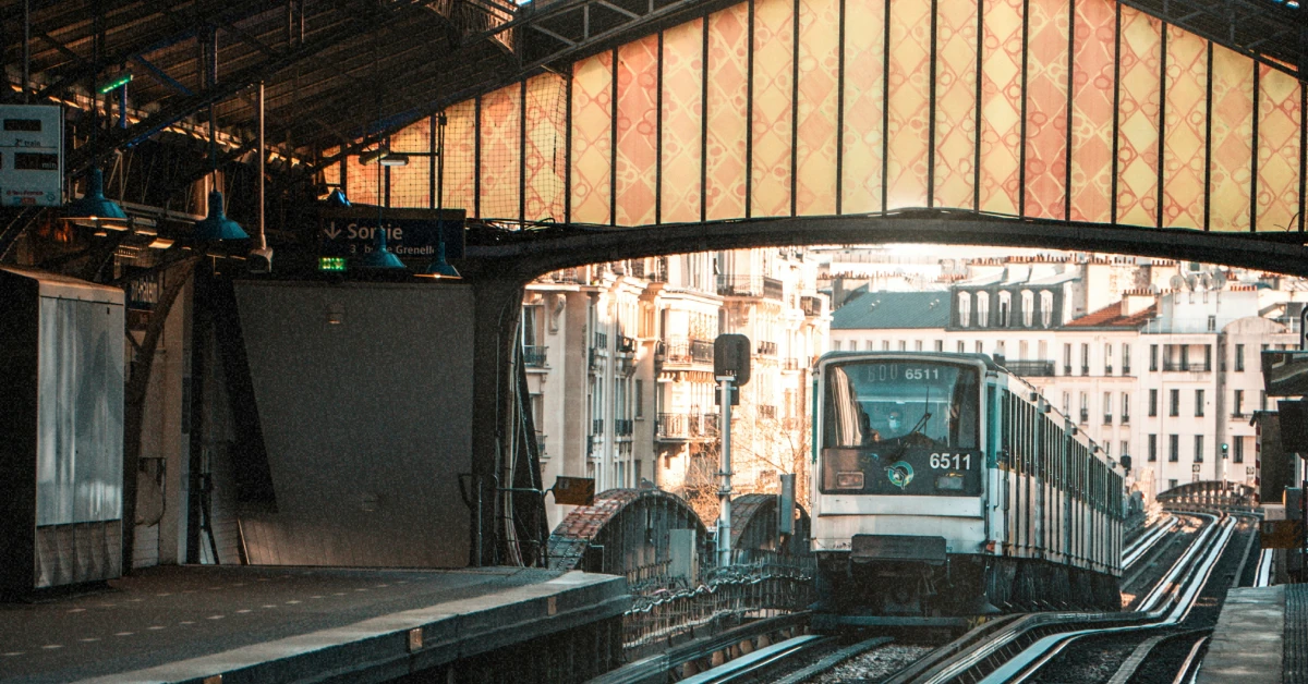 потяг що прибуває з паризького аеропорту в місто