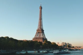 вид на ейфелеву вежу в Парижі