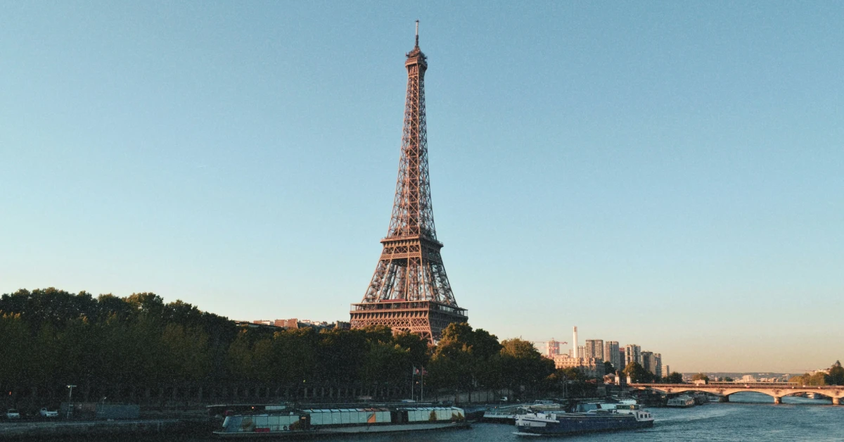 вид на ейфелеву вежу в Парижі