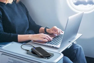 Нові правила ICAO 2026: обмеження кількості павербанків у ручній поклажі до двох штук. Заборона на заряджання та правила безпеки на борту — деталі на dovkola.media.