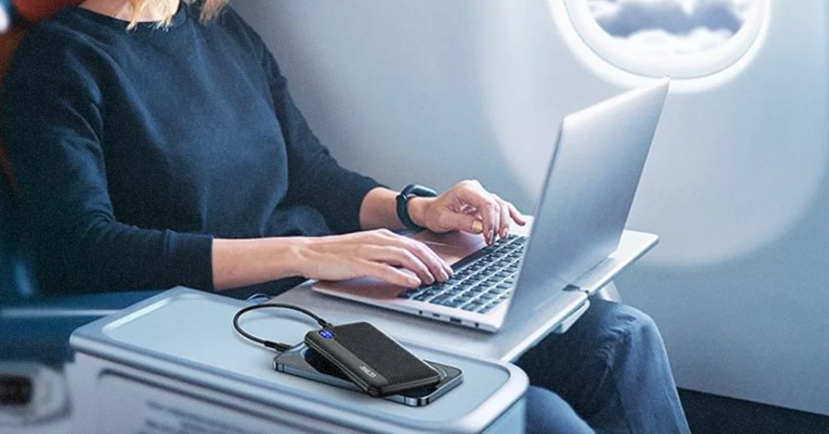 Нові правила ICAO 2026: обмеження кількості павербанків у ручній поклажі до двох штук. Заборона на заряджання та правила безпеки на борту — деталі на dovkola.media.