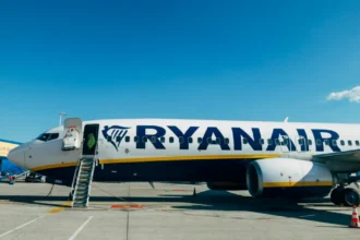 Літак Ryanair готується до зльоту на тлі весняного неба