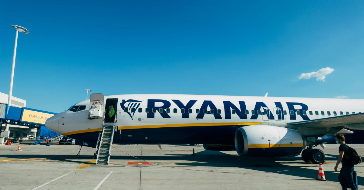 Літак Ryanair готується до зльоту на тлі весняного неба