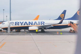 Літак Ryanair на злітній смузі під час весняного заходу сонця