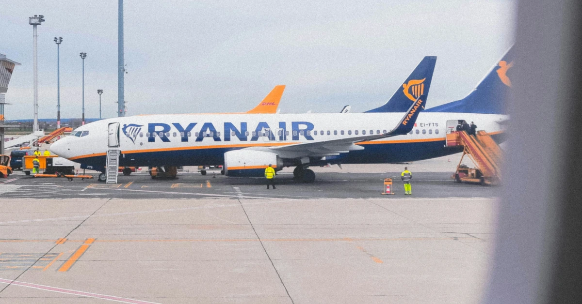 Літак Ryanair на злітній смузі під час весняного заходу сонця